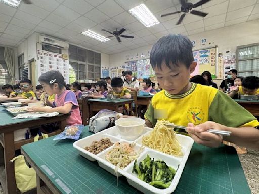 台南小吃化身營養午餐 永康國小學童嗨吃擔仔麵、虱目魚湯 - 生活