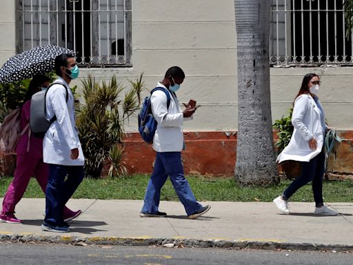 México contratará 1.200 médicos cubanos más tras una reunión con Díaz-Canel