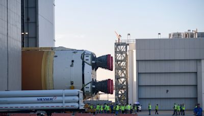Recién salido de fábrica: Ya está listo el cohete de la NASA que se usará en primera misión tripulada a la Luna