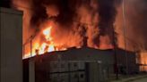 Un incendio en varias naves industriales de Barcelona obliga a confinar a la población