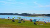 La bonita playa dulce ubicada en el embalse más grande de Europa