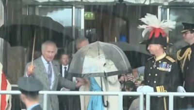英王室出訪遇暴雨！卡蜜拉「手臂被外套卡住」 查爾斯見這幕怒了│TVBS新聞網