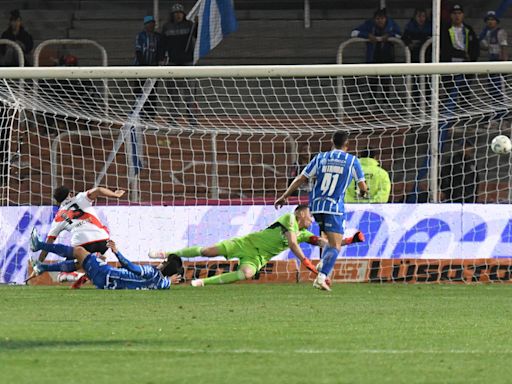 El problema crónico de River: los goles de cabeza en contra