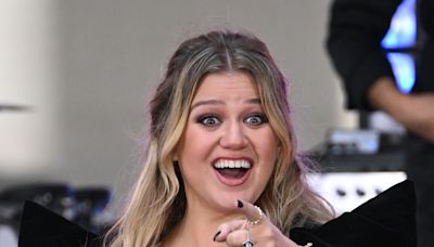 Kelly Clarkson ‘Flaunting’ Her Bare Feet at Work Is Causing a Stink: There’s ‘Tension Brewing’