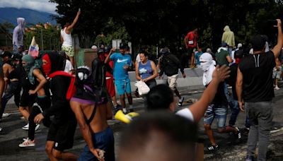 Derriban estatua de Chávez en protesta por resultados que dieron como vencedor a Maduro - La Tercera