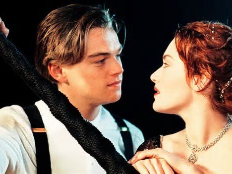 Leonardo DiCaprio cometió un error tan gracioso en 'Titanic' que decidieron no borrarlo de una de las escenas más famosas de la película