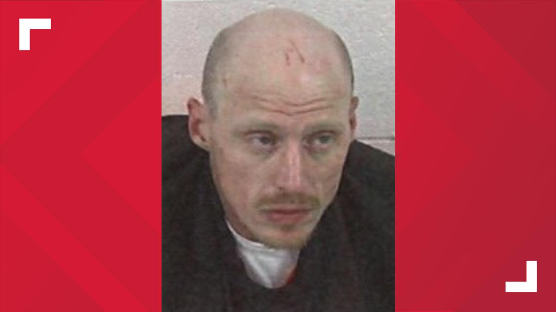 Police searching for prisoner who escaped at Wright City rest stop while en route to North Carolina