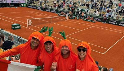 Los “Carota Boys”, los llamativos tifosi de Jannik Sinner en Roland Garros: de una broma a la fama mundial