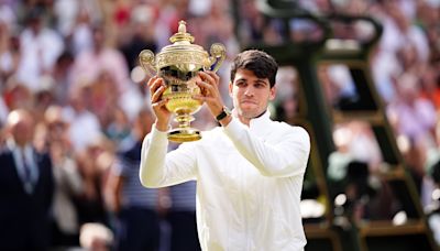 Carlos Alcaraz le ganó a Novak Djokovic y celebró en Wimbledon por segunda vez consecutiva