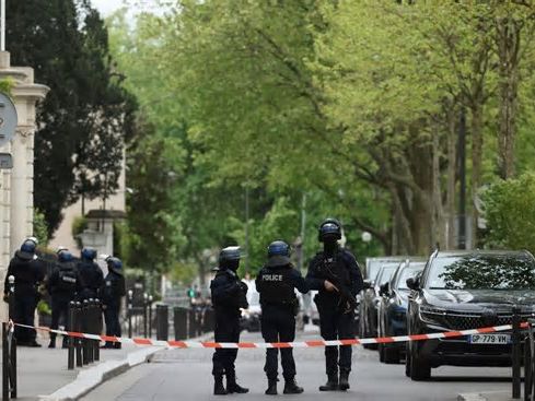 Consulado do Irã em Paris é isolado após homem supostamente entrar com bomba no local