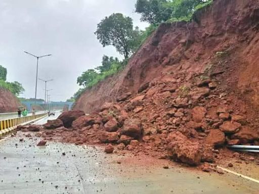 Landslide blocks Kishtwar-Paddar road amid rainfall in Jammu | India News - Times of India