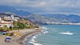 La playa de arena negra perfecta para relajarse y visitar este verano en Málaga