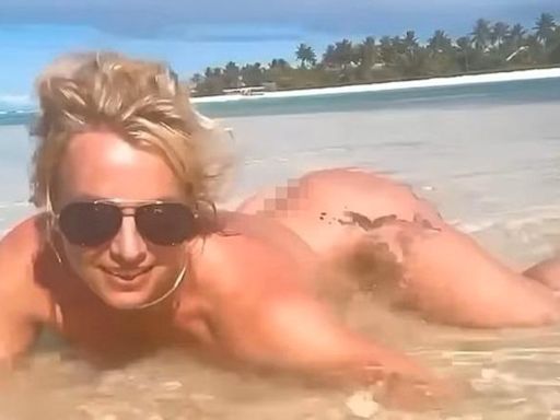 Britney Spears裸體碌沙灘：打針落我patpat | am730