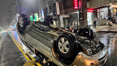 疑天雨視線差 7旬婦開車撞他車後翻四輪朝天