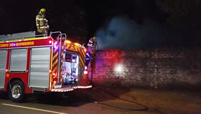 Bombeiros combatem incêndio em entulhos em terreno na Erechim