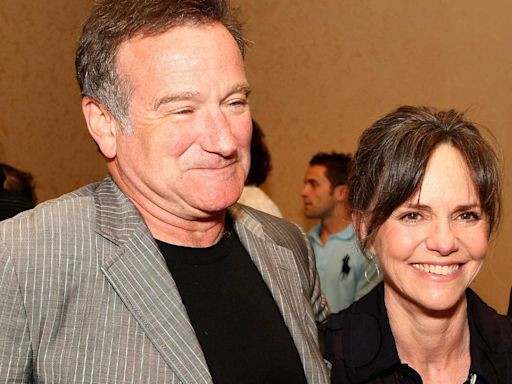 Sally Field Says Robin Williams Changed 'Mrs. Doubtfire' Schedule Following the Death of Her Father