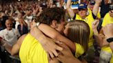 Mondo Duplantis kisses girlfriend Desiré Inglander after setting pole vault record in epic Olympics scene