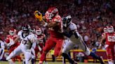 Mahomes lanza pase de touchdown, Kelce brilla con Swift presente y Chiefs vencen a Broncos 19-8