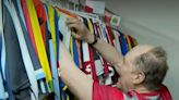 Hombre tiene colección de casi 8 mil camisetas de fútbol; 20 son de la Selección Colombia