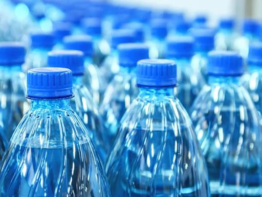 El agua embotellada tiene más microplásticos que el agua de grifo y cómo afecta a nuestra salud: ¿debemos estar preocupados?