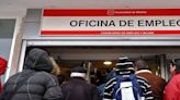 El paro baja en 10.830 personas en julio y se acerca a los 2,5 millones de desempleados