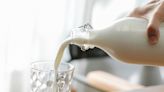 Es un error calentar la leche en el microondas: lo que ocurre y las alternativas que hay