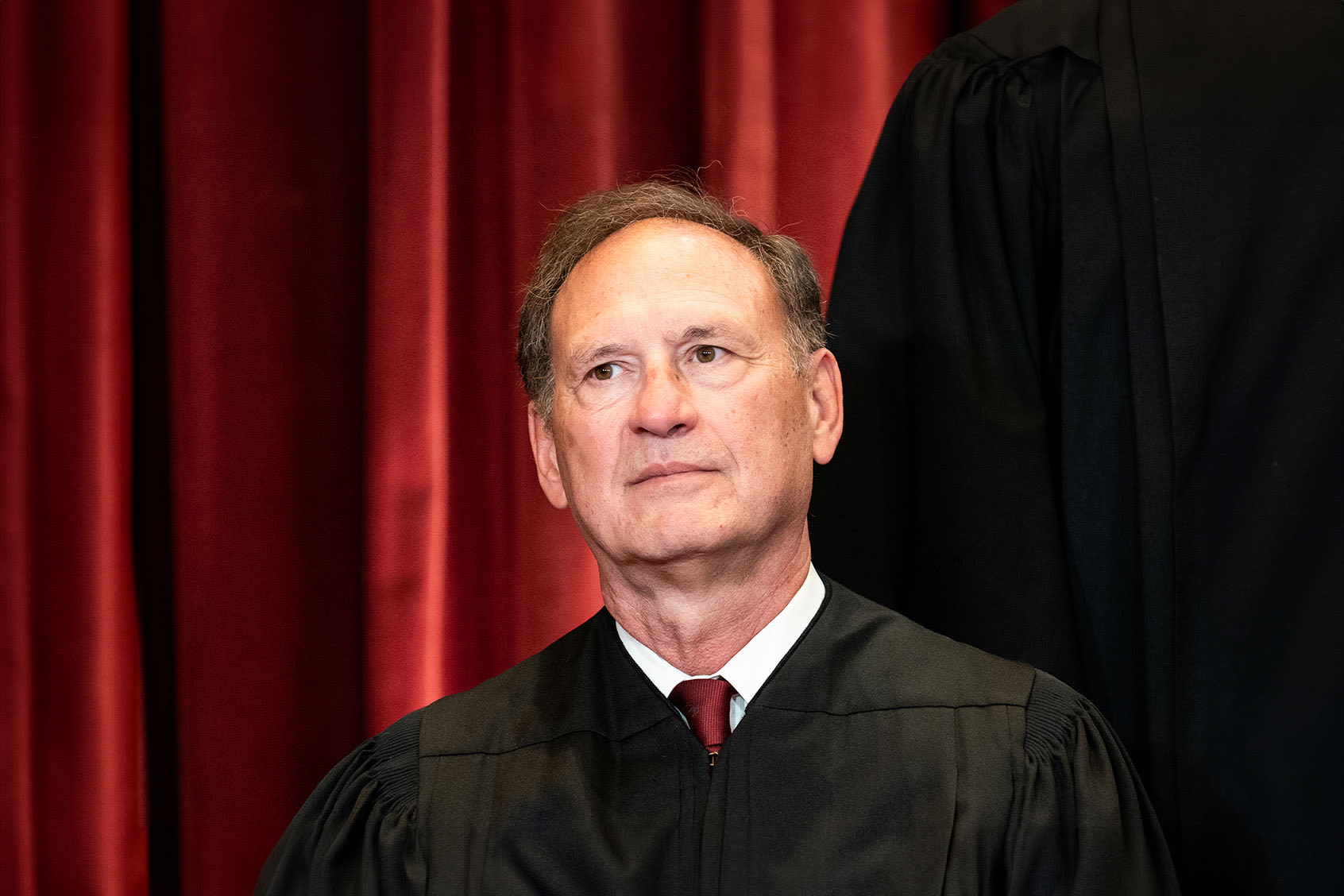 "Out of control": Legal experts say Justice Alito's "Stop the Steal" symbol is a huge red flag