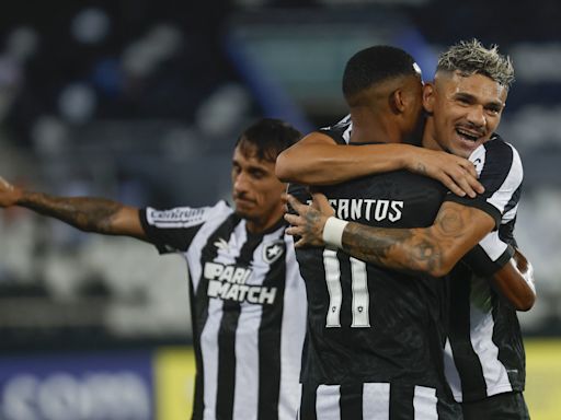 Botafogo mantiene el liderato del fútbol en Brasil, con Palmeiras y Flamengo al acoso