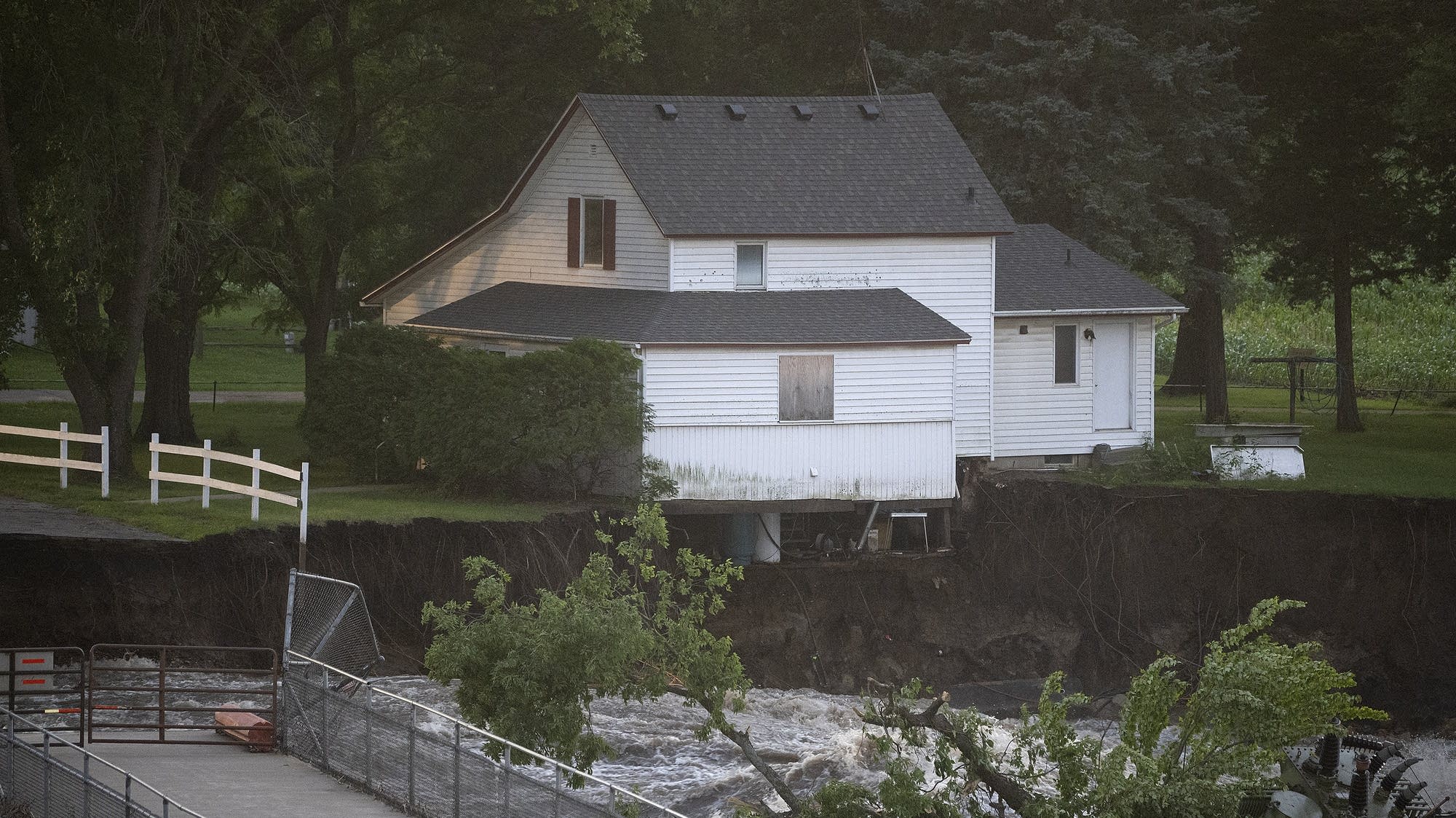 Video: House near Rapidan Dam falls into Blue Earth River