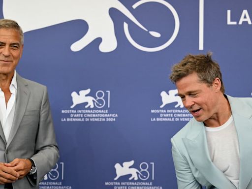 La Nación / Georde Clooney y Brad Pitt concentran alegría en Venecia con su comedia “Wolfs”