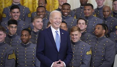 Joe Biden recibió en la Casa Blanca a los Army Black Knights, equipo militar de fútbol americano campeón en 2023 - El Diario NY