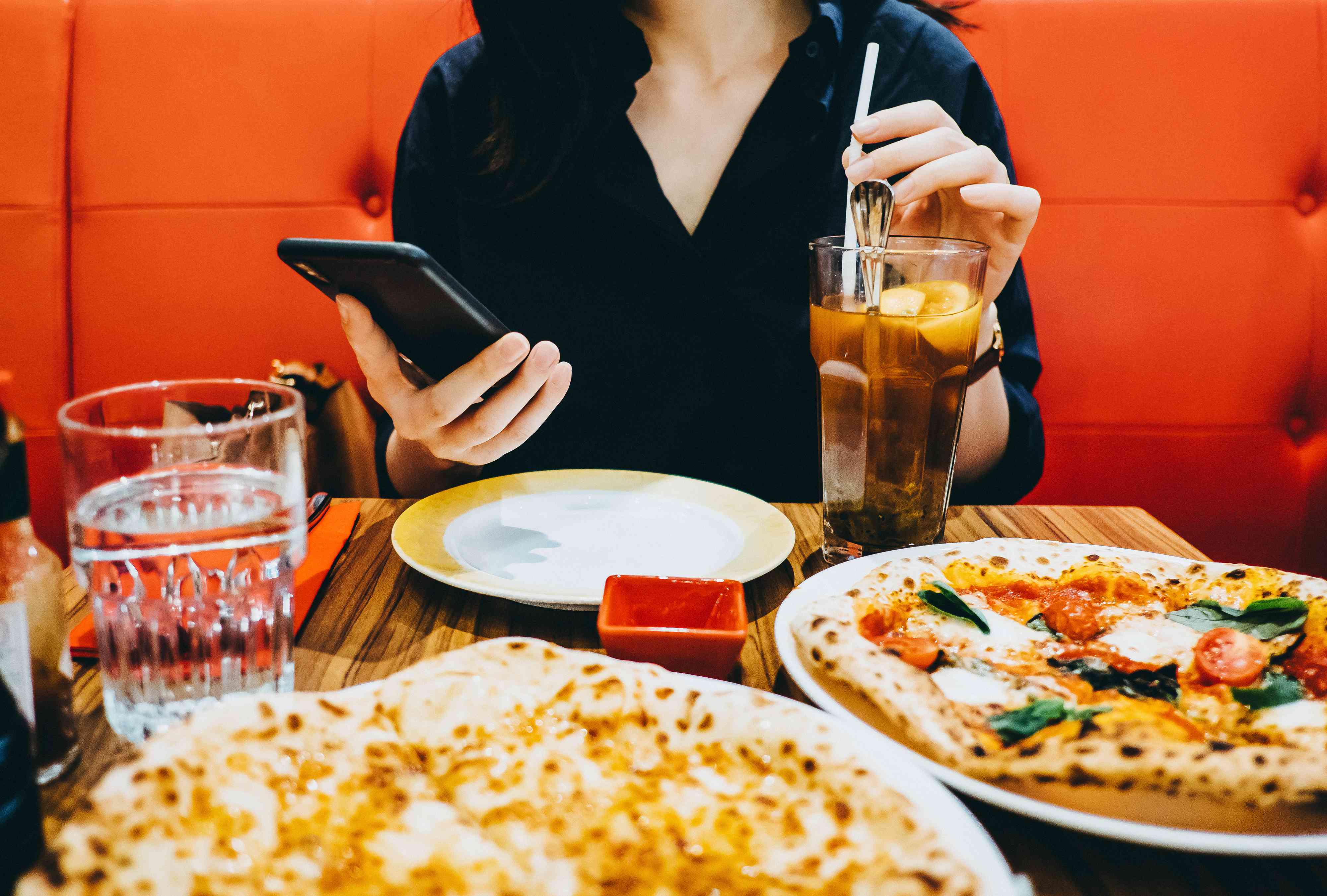 5 Ways Your Cell Phone Is Making Your Meal Worse