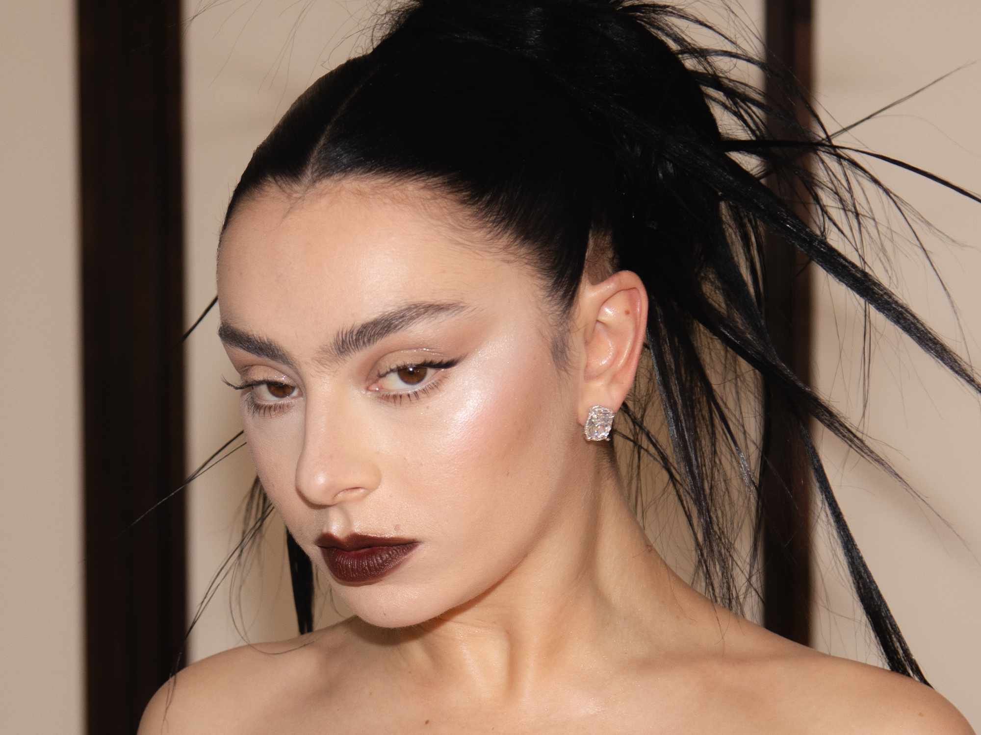 Charli XCX's Met Gala Makeup Channeled a "Romantic '90s Aesthetic"