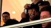Torcida do Al Hilal provoca CR7 com gritos de 'Messi', e Neymar se diverte; veja