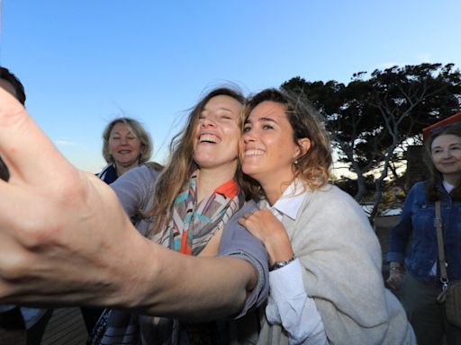 Les stars à Porquerolles ! Vahina Giocante amoureuse et Isild Le Besco en famille