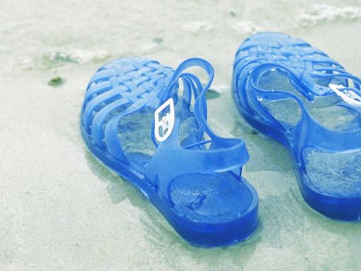 Podiatrists Are Coming For Your Summer Jellies (And 3 Other Types Of Shoes)