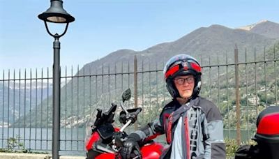 Stefano Accorsi in moto sulle strade del lago: la foto in posa a Laglio