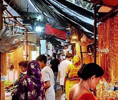 Hawkers reclaim CBD roads and pavements in Kolkata | Kolkata News - Times of India