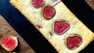 It's time for some fresh fig and ricotta cake!