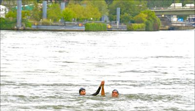 中英對照讀新聞》French sports minister takes a dip in the Seine ahead of Paris Olympics 法國體育部長在巴黎奧運前於塞納河裡小游一下
