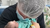 Bebê gêmeo do cantor Conrado, que morreu 3 horas após o parto, nasceu prematuro e com má-formação