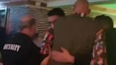 Tyson Fury se excede con el alcohol y es expulsado de un bar dejando una imagen preocupante