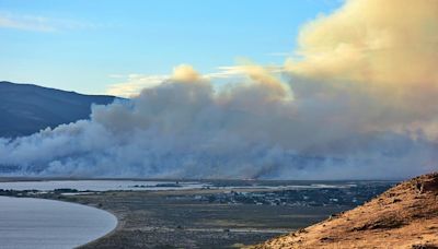 Wildfire outside Reno shuts down I-580 in Nevada, burns down homes