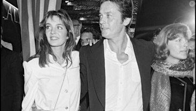 Anne Parillaud et Alain Delon : Elle évoque sa peine après sa disparition et son choix qui a pu étonner