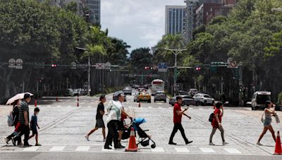 明10縣市亮高溫燈號 大台北體感飆40°C 午後有局部大雨