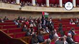 Le député LFI Sébastien Delogu brandit un drapeau palestinien à l'Assemblée, la séance suspendue