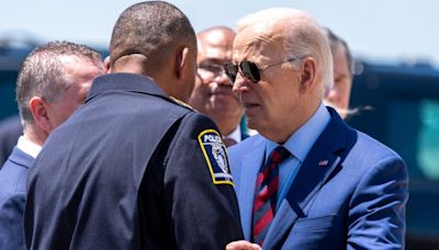 Joe Biden visitó Carolina del Norte para presentar sus condolencias a los familiares de los agentes muertos en tiroteo - El Diario NY