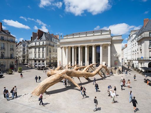 Un boquete en los adoquines de Nantes: así son las intervenciones artísticas que conquistan a los turistas