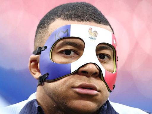 ¿Por qué Mbappé juega con una máscara en los partidos de la Eurocopa?