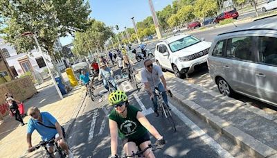 La manifestación en defensa del carril bici de Luis de Morales recordó la importancia de esta vía ciclista